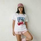 Camiseta de puro algodón con estampado de letras y cerezas