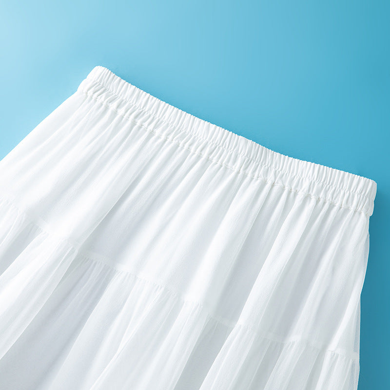 Elegante falda acampanada de seda blanca y encaje con retales bordados y cintura elástica de color liso