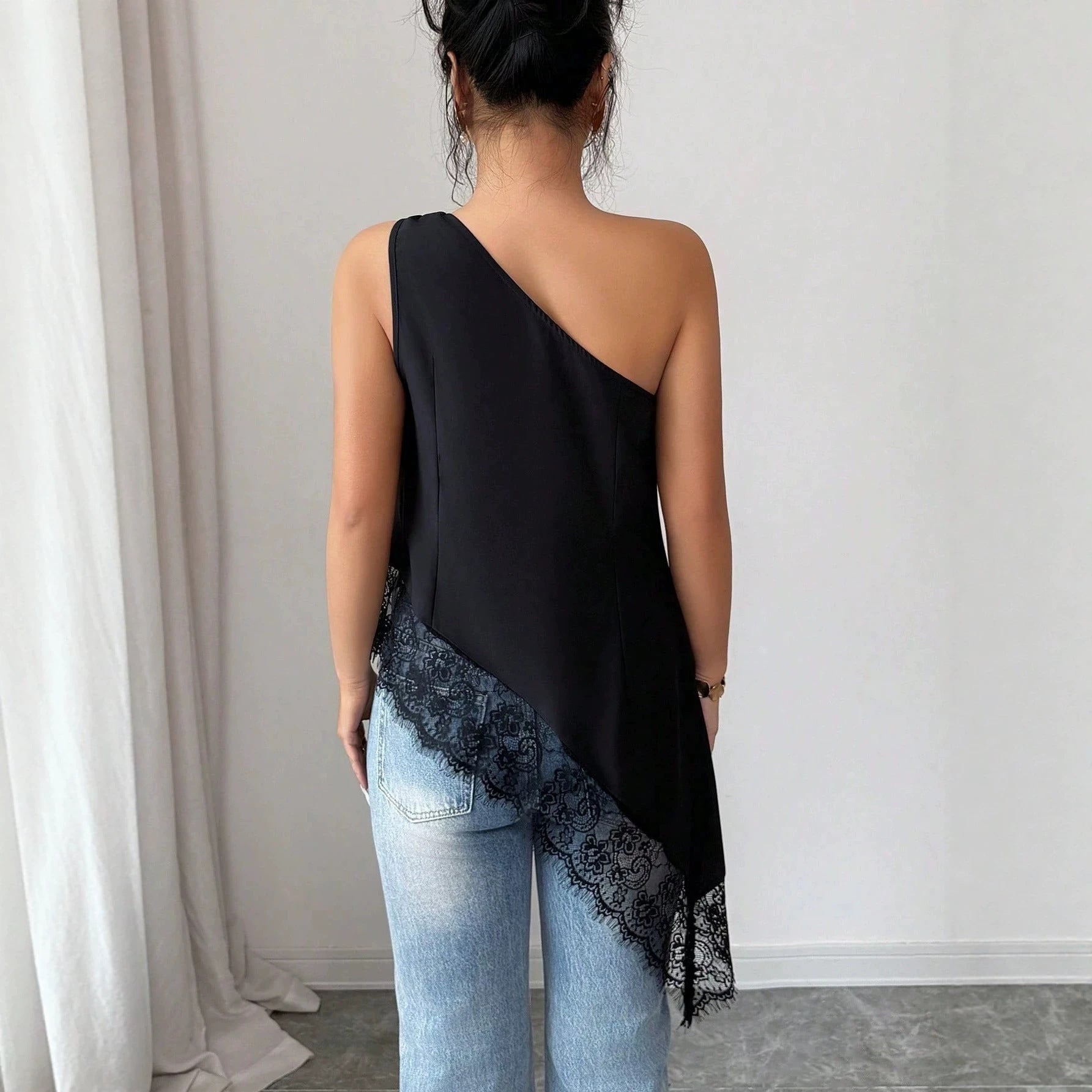 Gilet ample irrégulier à empiècements en dentelle et boucle métallique à épaule tombante