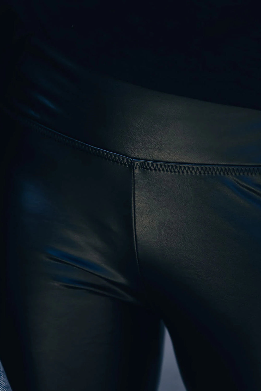 Legging taille haute en similicuir noir