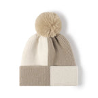 Gorro de punto con bloques de color y pompón