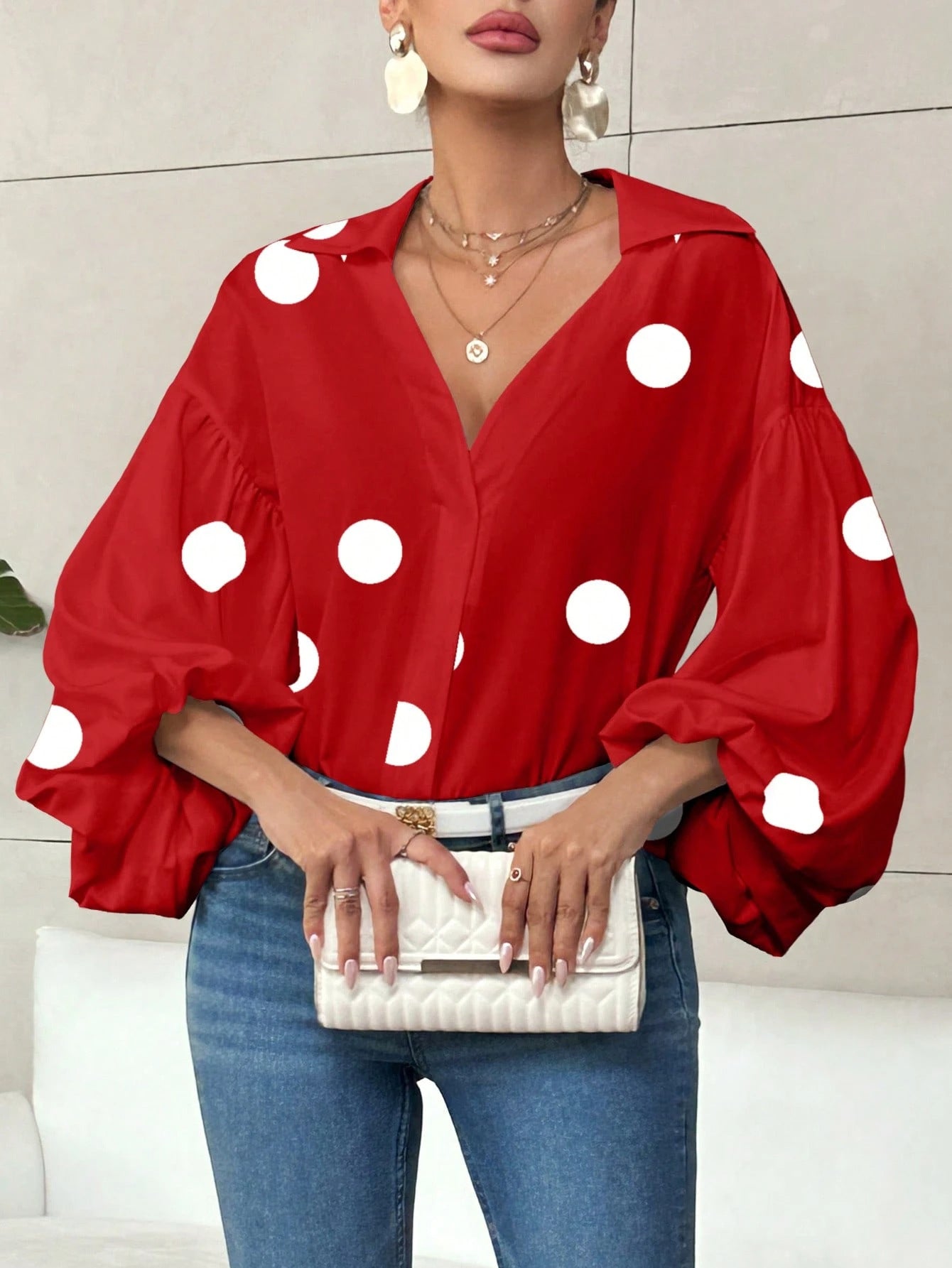 Blusa de manga larga con burbuja, cuello semiabierto y lunares
