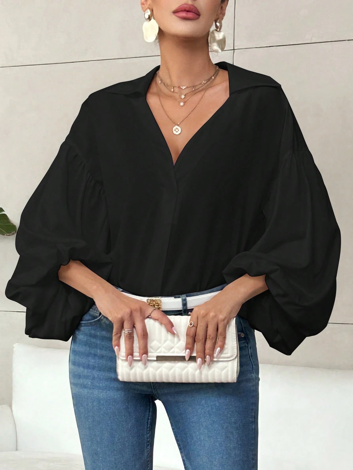 Blusa de manga larga con burbuja, cuello semiabierto y lunares