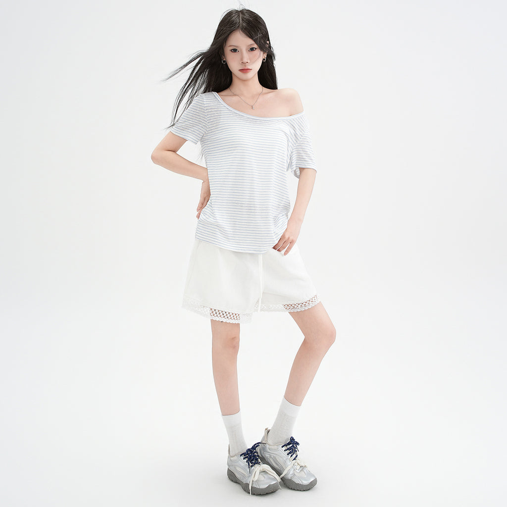 T-shirt à manches courtes rayé bleu et blanc avec épaules dénudées