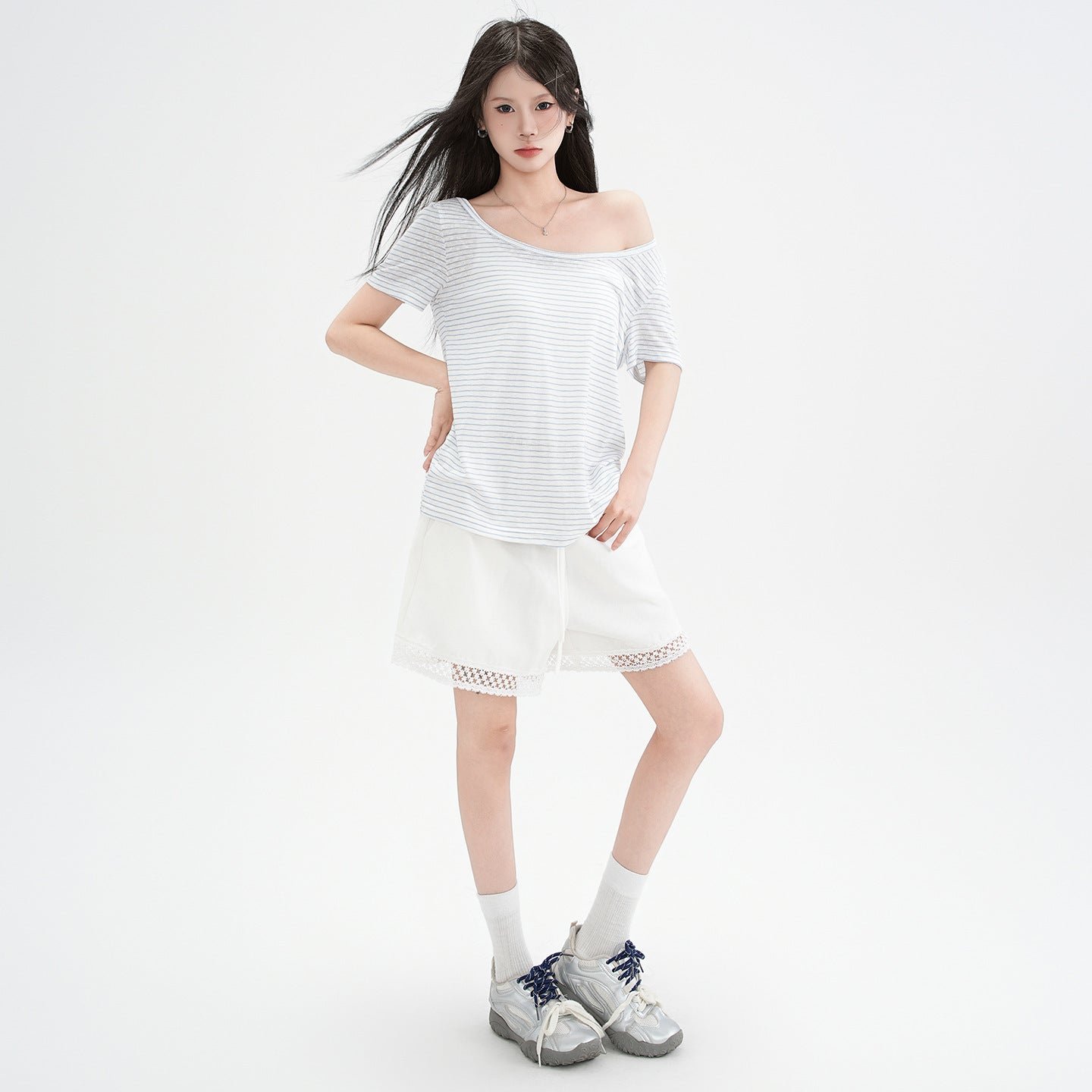 T-shirt à manches courtes rayé bleu et blanc avec épaules dénudées