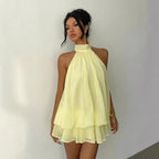 Robe d'été ajustée dos nu à licou et taille nouée, avec jupe courte bouffante pour femme