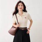 T-shirt tricoté à manches courtes avec col polo et broderie nœud papillon pour femme