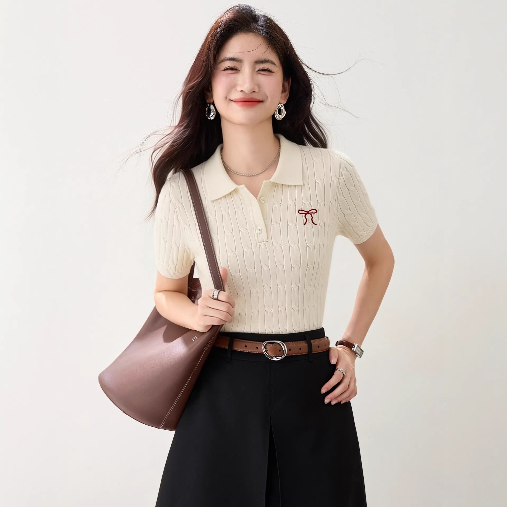 T-shirt tricoté à manches courtes avec col polo et broderie nœud papillon pour femme