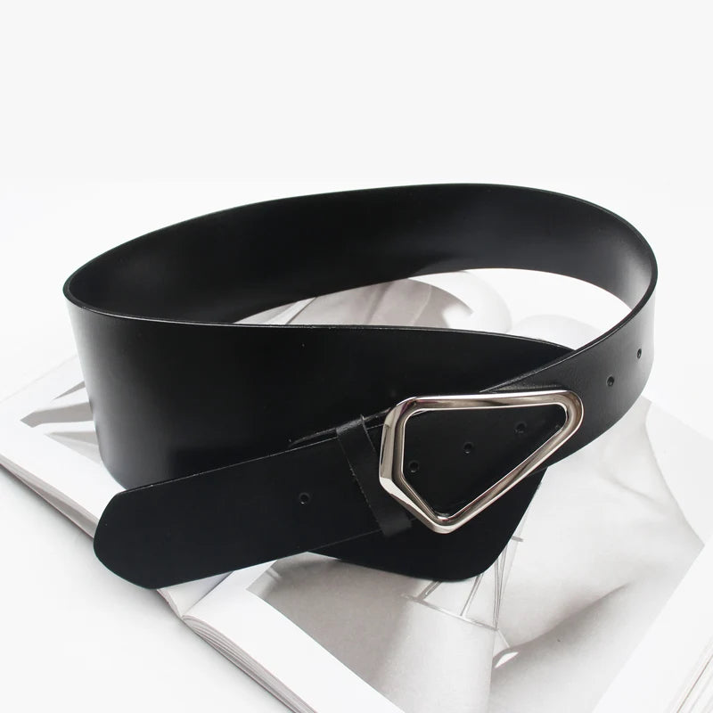Asymmetric wide belt fastening detail