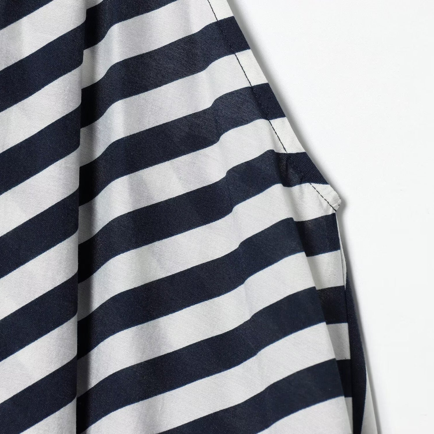 Vestido de corte en A con diseño de cordones