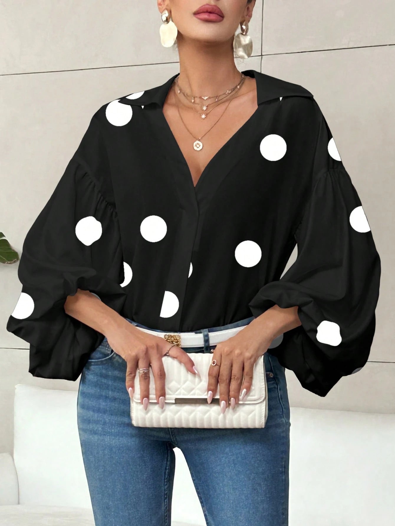 Blusa de manga larga con burbuja, cuello semiabierto y lunares