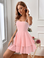 Robe courte trapèze à bretelles en pur coton avec encolure carrée, taille haute, nœud papillon, coupe ajustée, douce et fraîche, pour l'été.