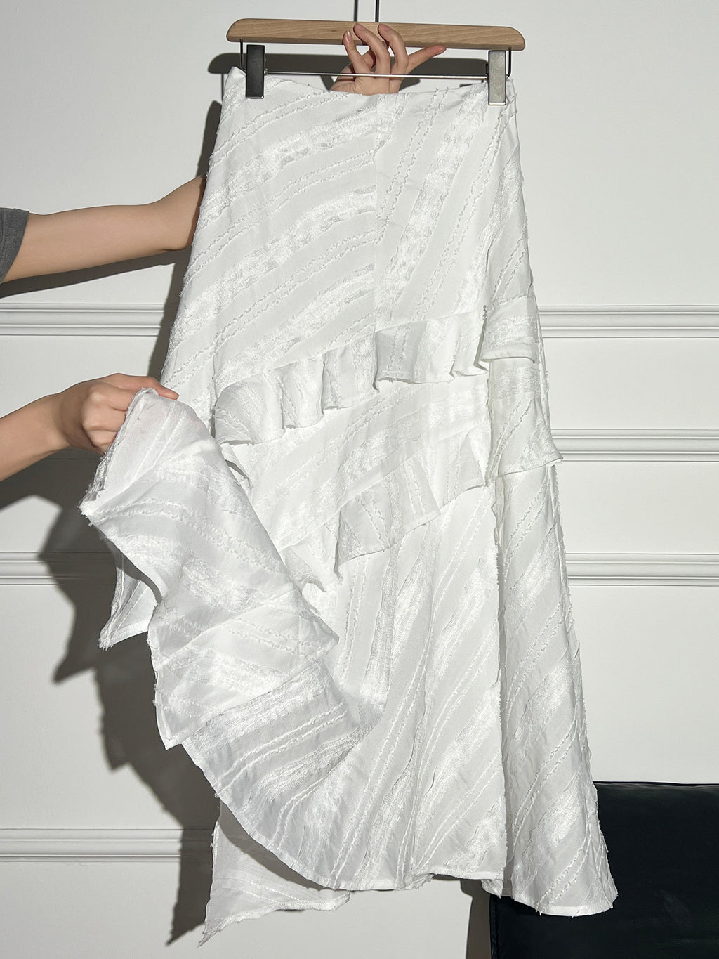 Jupe midi trapèze asymétrique blanche taille haute amincissante à étages