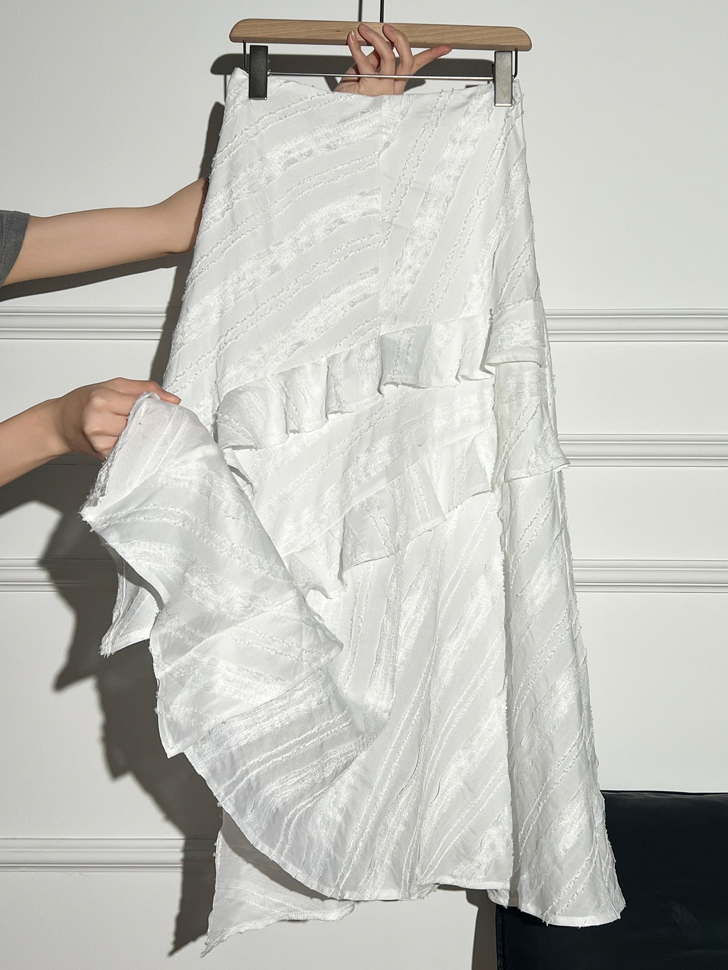 Jupe midi trapèze asymétrique blanche taille haute amincissante à étages