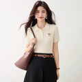 T-shirt tricoté à manches courtes avec col polo et broderie nœud papillon pour femme