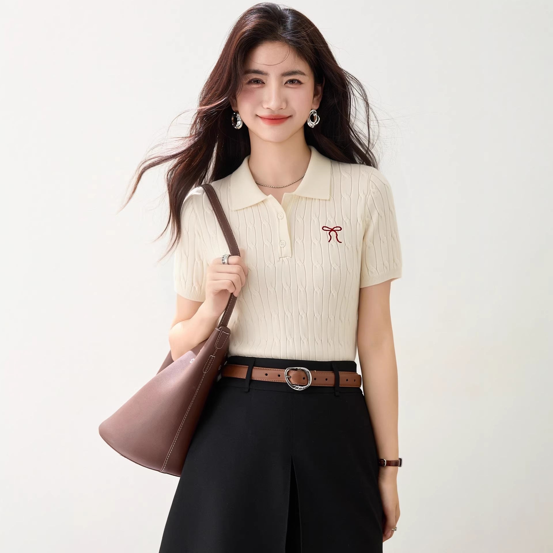 T-shirt tricoté à manches courtes avec col polo et broderie nœud papillon pour femme