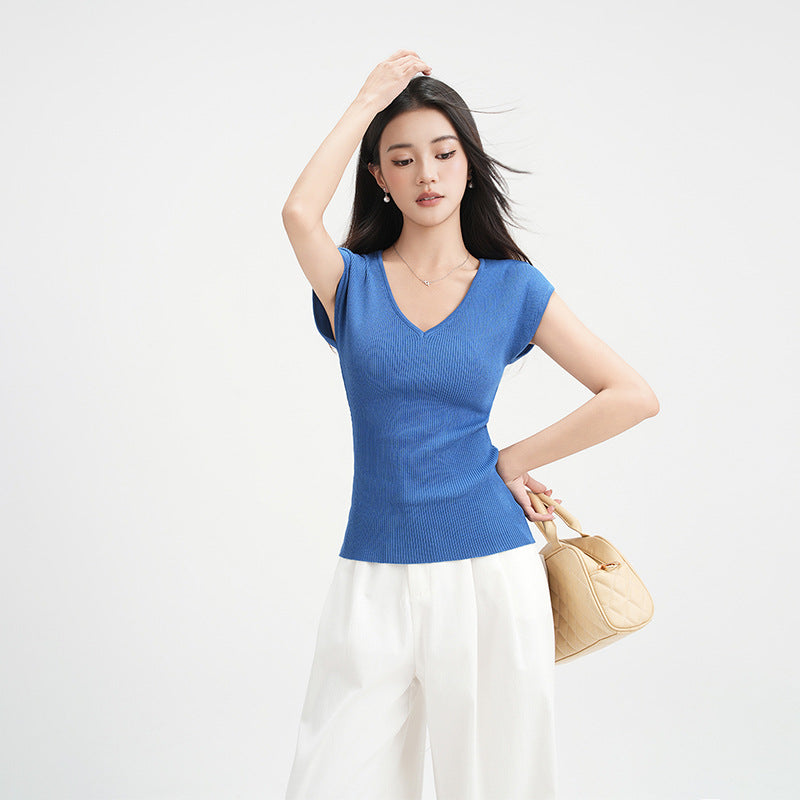 T-shirt léger et transparent en tricot à col en V bleu pour femme à manches courtes décolleté