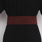 Gold-buckle elastic belt worn at the waist