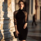 Robe fourreau élégante à manches longues, col montant et superposition en maille pour soirée habillée