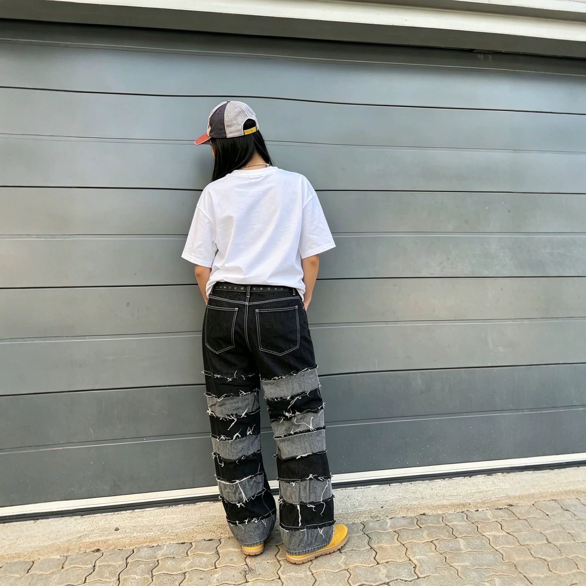 Pantalon en jean streetwear patchwork noir et gris à ourlet brut