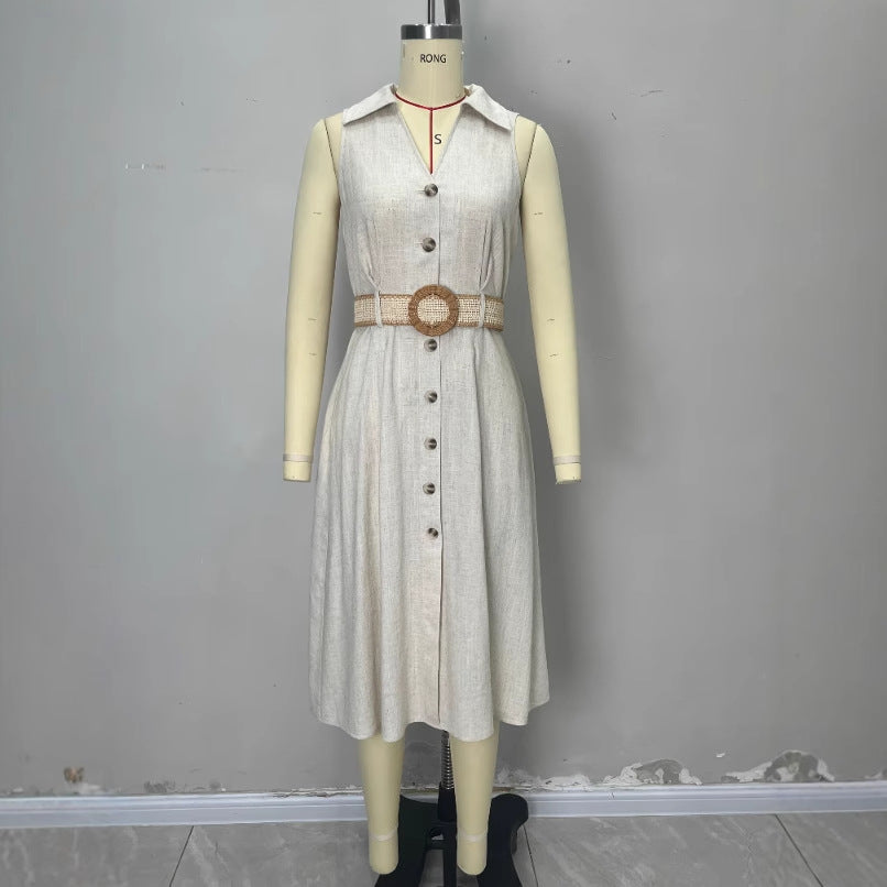 Vestido camisero con cuello de pico sin mangas, botonadura, y dobladillo en A con cinturilla