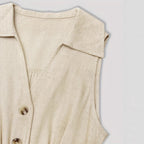 Vestido camisero con cuello de pico sin mangas, botonadura, y dobladillo en A con cinturilla