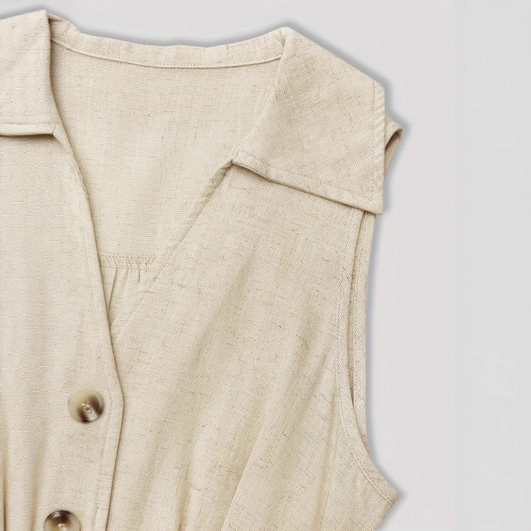 Vestido camisero con cuello de pico sin mangas, botonadura, y dobladillo en A con cinturilla
