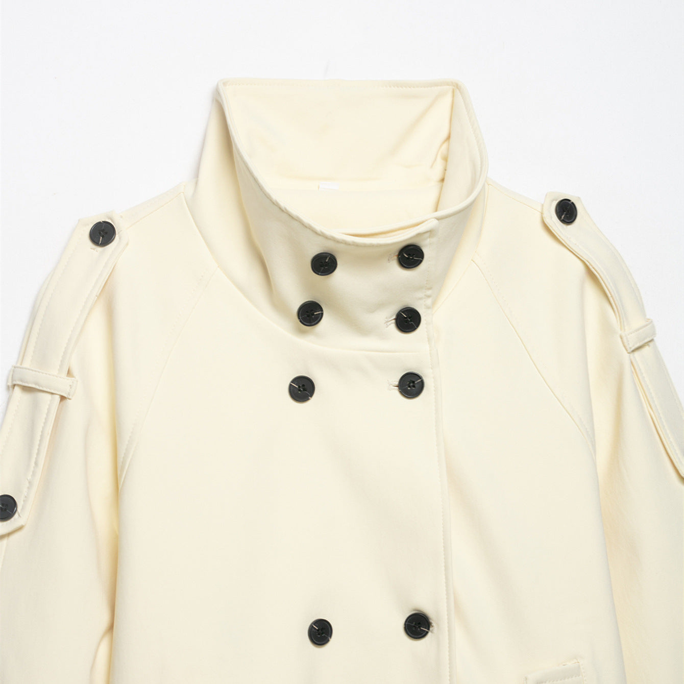 Chaqueta cortavientos con cuello alto, hombros curvados y cordón, estilo commuter