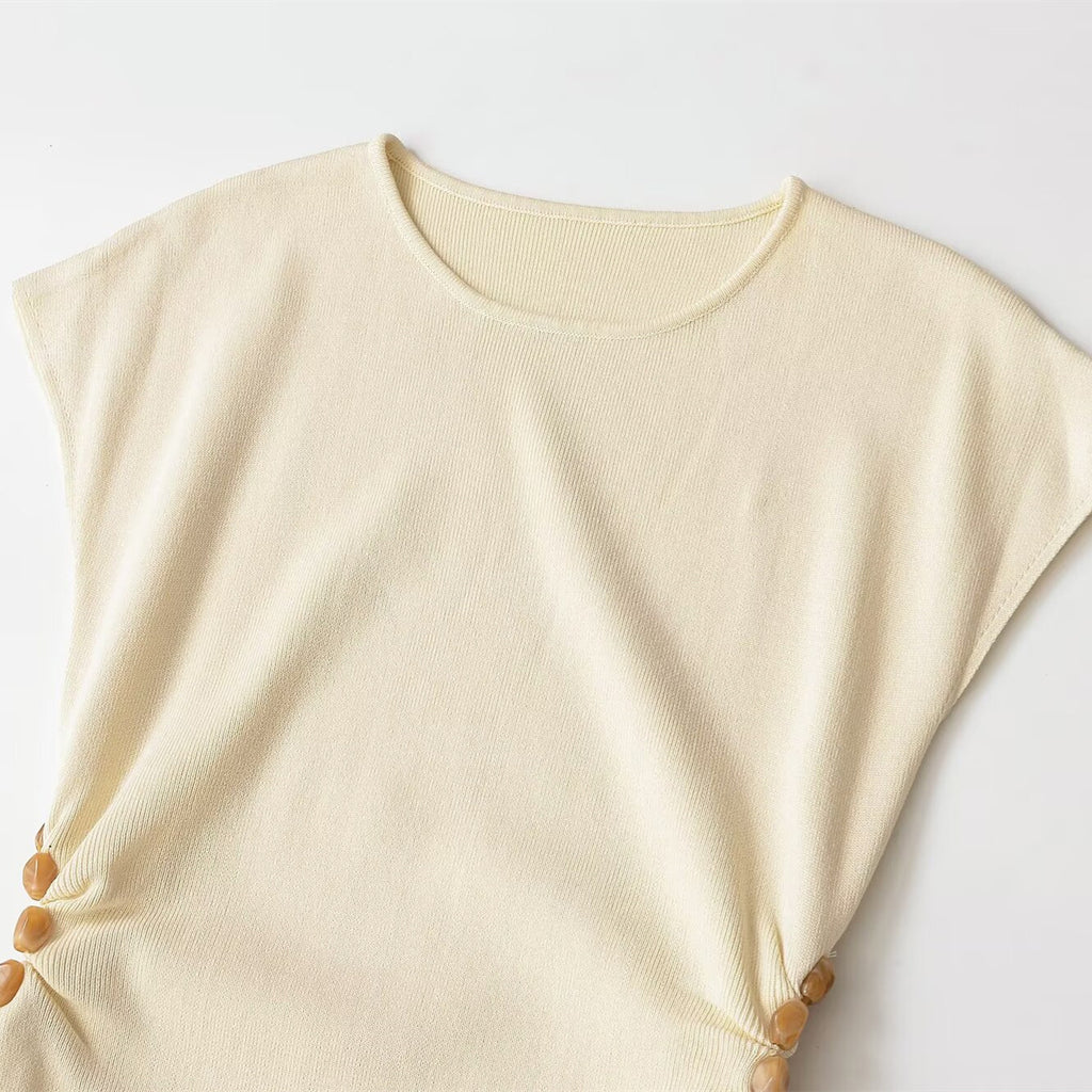 Vestido de punto con cuello redondo, manga corta y cuentas caladas