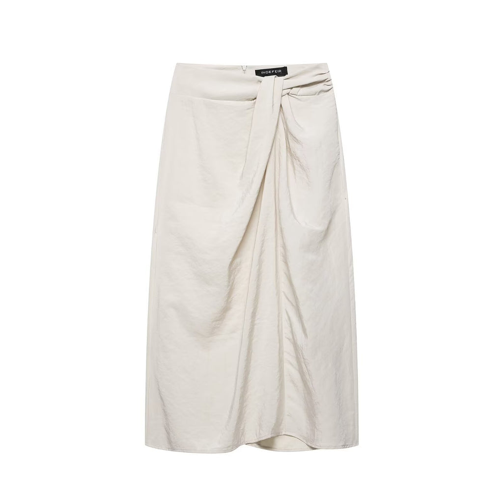 Elegante falda midi con pañuelo anudado y pliegues