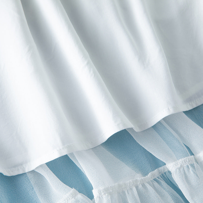 Elegante falda acampanada de seda blanca y encaje con retales bordados y cintura elástica de color liso