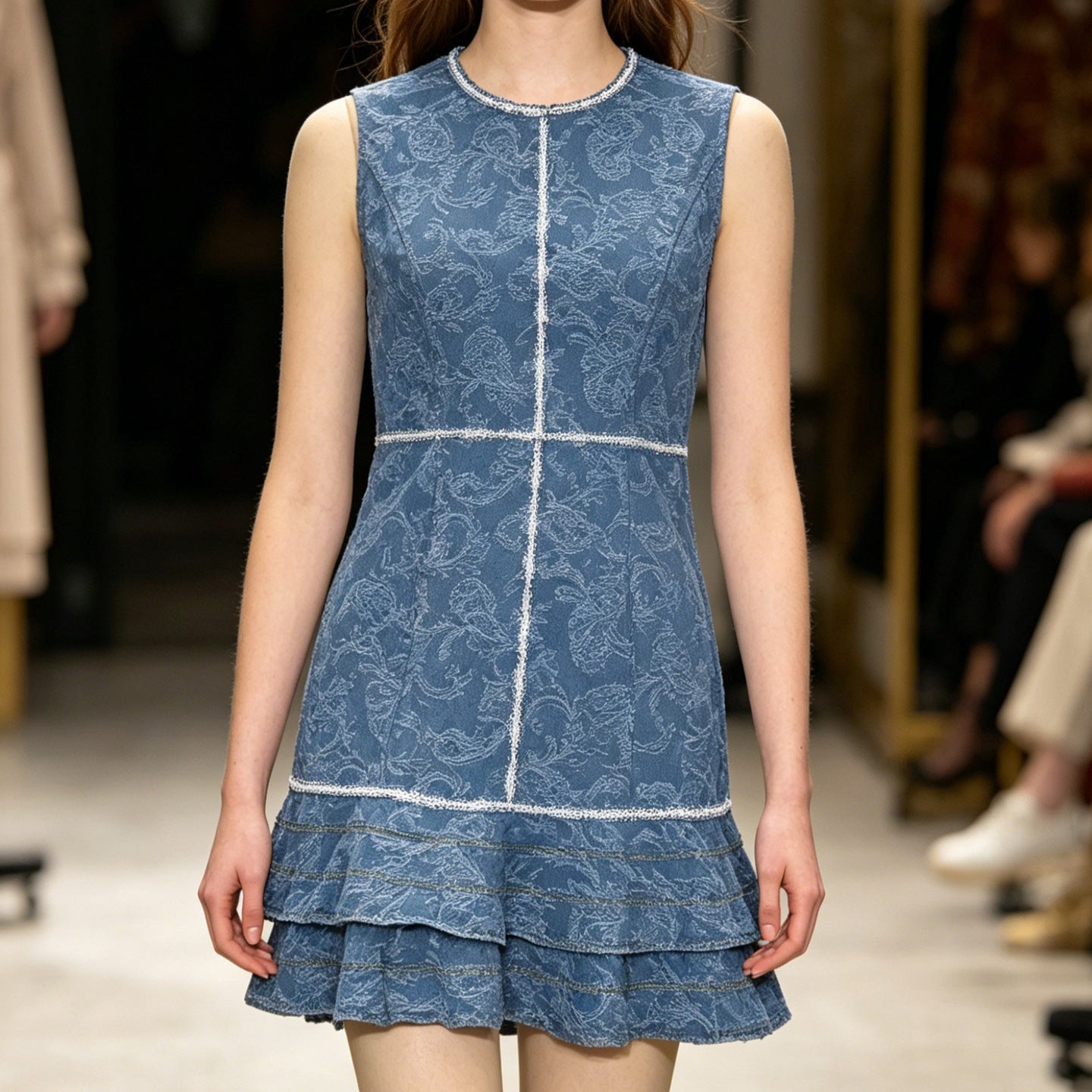 Robe en jean sans manches bleue à motifs blanc et bleu