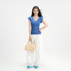 T-shirt léger et transparent en tricot à col en V bleu pour femme à manches courtes décolleté