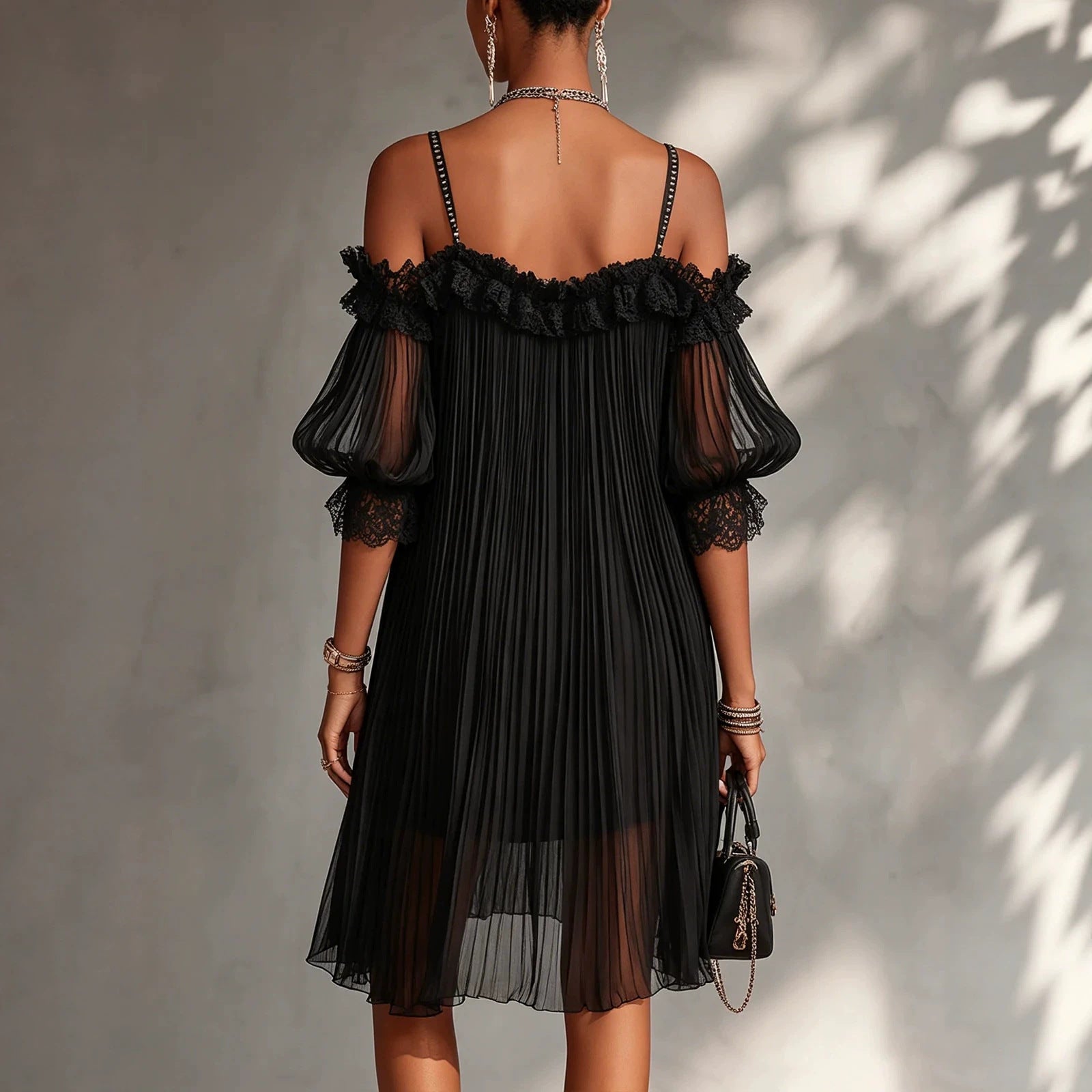 Robe dos nu unie à fines bretelles et dentelle transparente