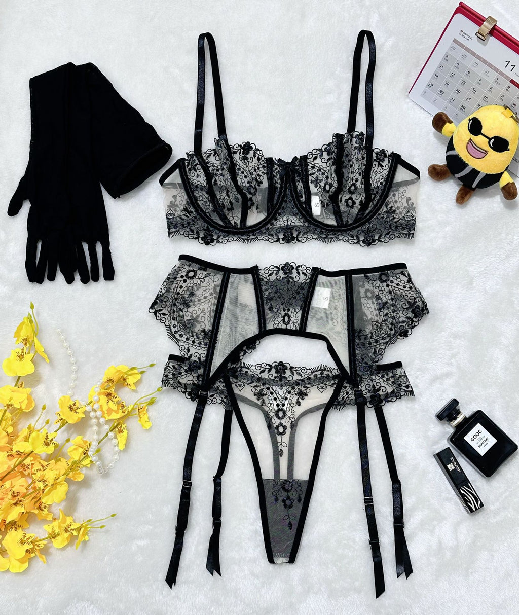 Conjunto de lencería de malla transparente con retazos y bordados florales