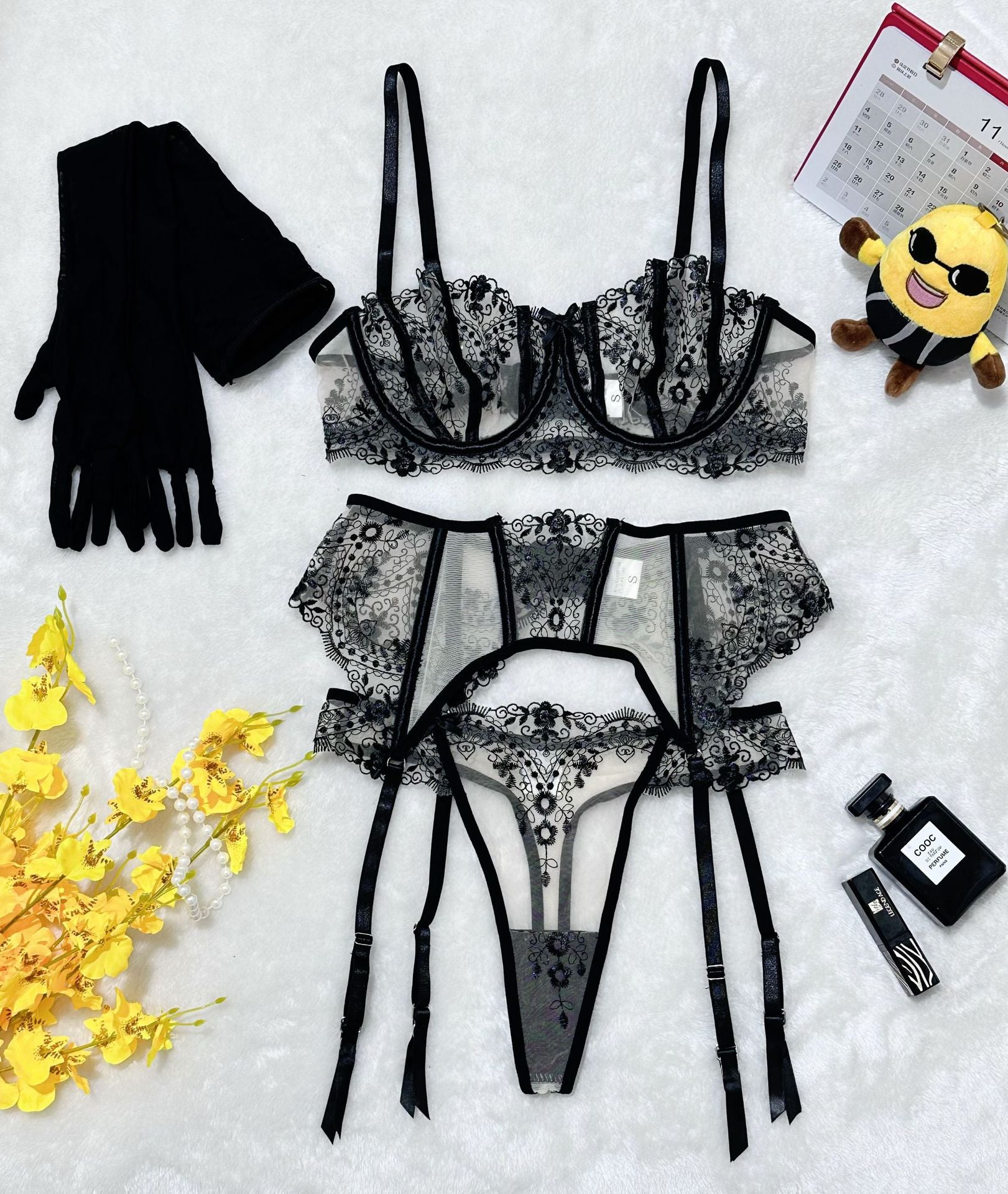 Conjunto de lencería de malla transparente con retazos y bordados florales