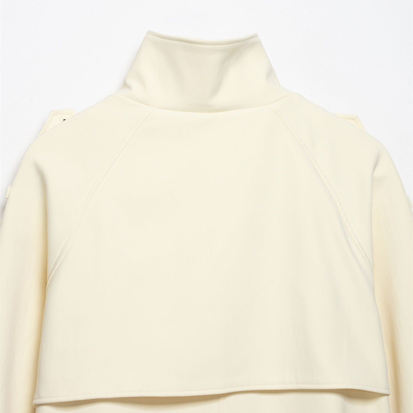 Chaqueta cortavientos con cuello alto, hombros curvados y cordón, estilo commuter