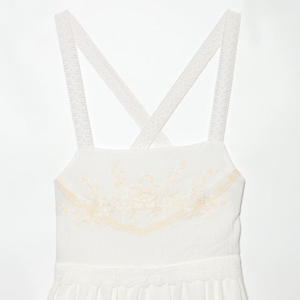 Mini-robe en mousseline brodée pour femme à l'esprit audacieux