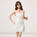 Vestido blanco sin tirantes con lazada frontal y corte entallado para mujer