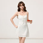 Vestido blanco sin tirantes con lazada frontal y corte entallado para mujer
