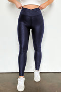 Legging en cuir élégant bleu marine avec taille échancrée croisée